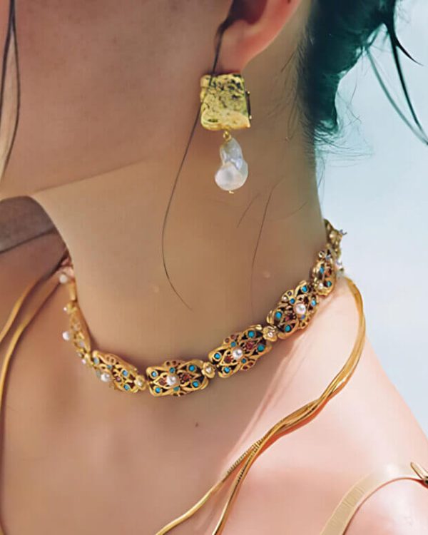Courtly Style Classic Hollow Vintage Necklace 2
