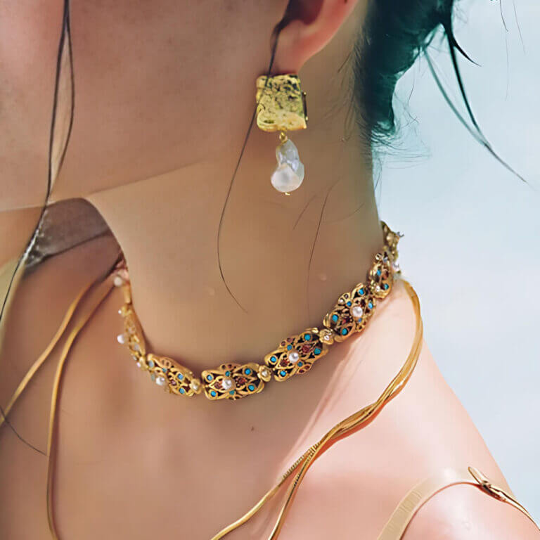 Courtly Style Classic Hollow Vintage Necklace 2