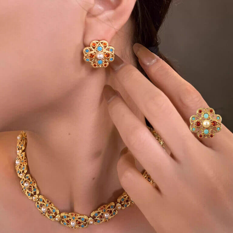 Courtly Style Classic Hollow Vintage Necklace 6